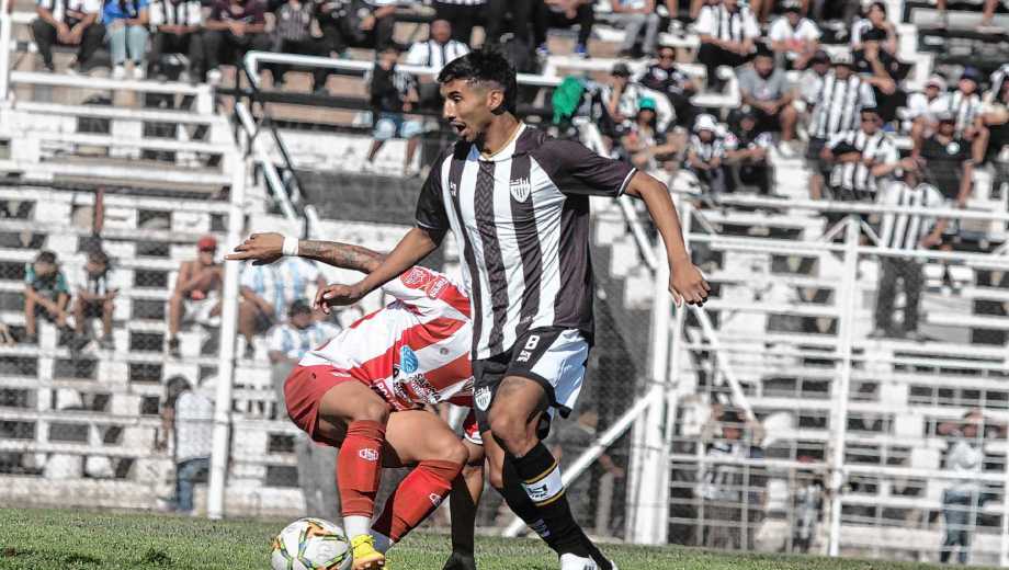 Cipolletti se mide con Costa Brava en La Visera. (Foto: Oscar Livera)