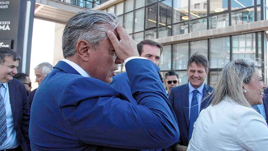 Instituto Vaca Muerta con gestos entre políticos (Oscar Livera)