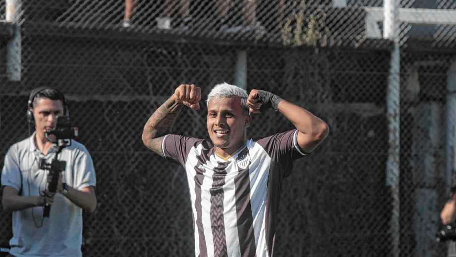 Nicolás Peralta metió el 2-0 de Cipolletti. (Foto: Oscar Livera)