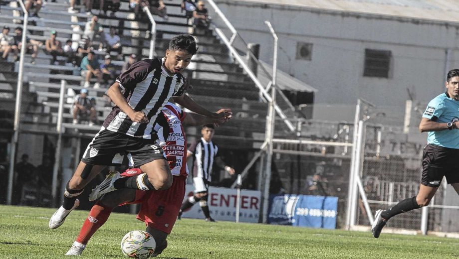 Cipolletti empata 1 a 1 con Huracán Las Heras. (Foto: Oscar Livera)