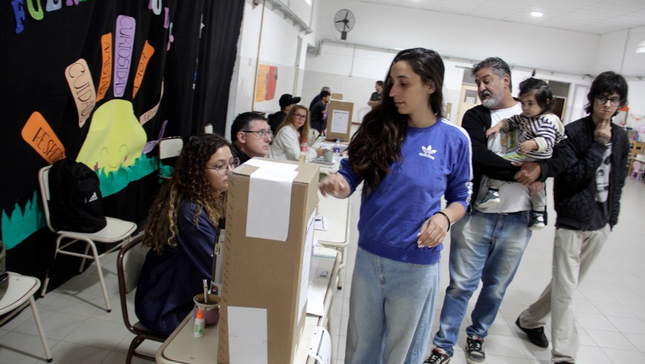 Los afiliados peronistas votaron desde esta mañana en las escuelas habilitadas. Foto: Oscar Livera.