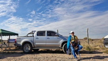 A los 70 años y con la escalera a cuestas: el ritual de Néstor para ver el TC de Neuquén