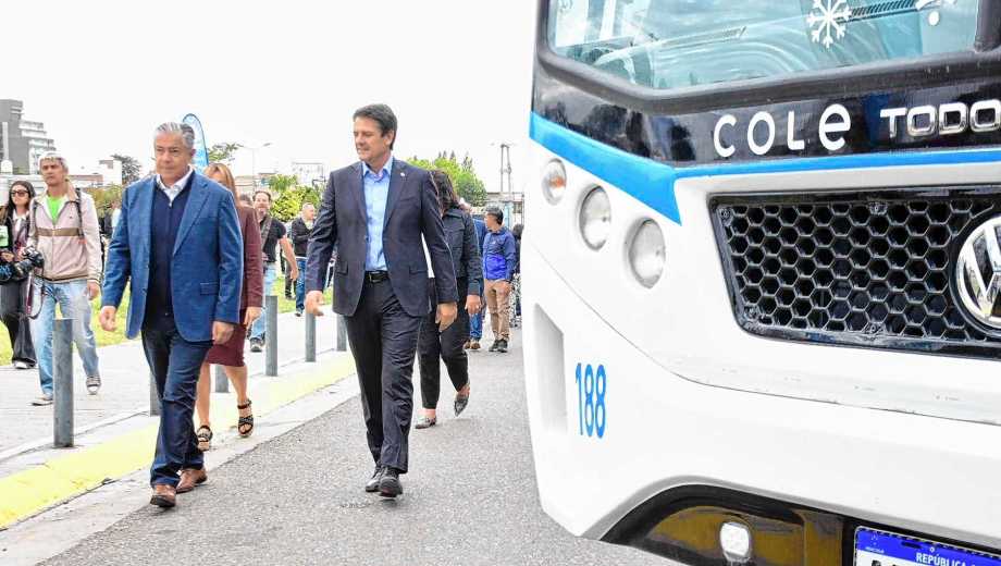 El gobernador Figueroa y el intendente presentaron las nuevas unidades que se sumarán al servicio urbano (foto Matías Subat) 