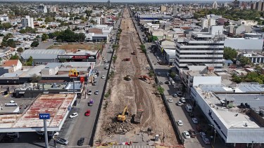 Neuquén avanza con la obra de la Avenida Mosconi: iniciaron la imprimación y proyectan 800 metros asfaltados en una semana