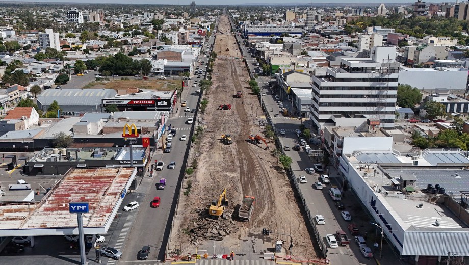 La obra de la Avenida Mosconi avanza sin descanso en Neuquén. Foto: Florencia Salto.