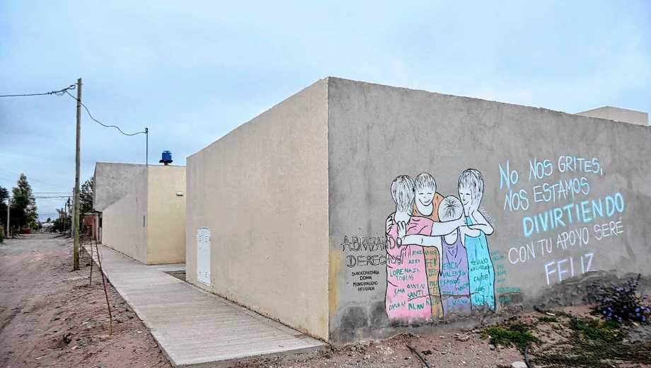 Tiene más de 1.700 m2 cubiertos. Fue construido con fondos de la provincia e implicó una inversión de 1.154 millones de pesos. Foto Matías Subat.