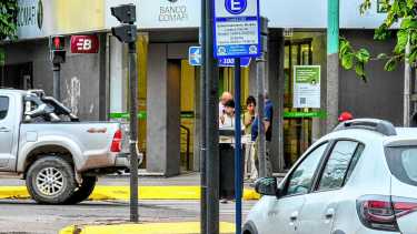 Cobran en los estacionamientos recuperados de la zona bancaria de Neuquén