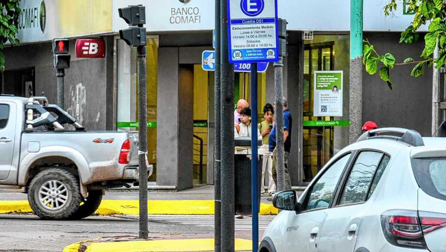 En Neuquén se puede estacionar frente a los bancos, con el sistema medido de pago (foto Cecilia Maletti)
