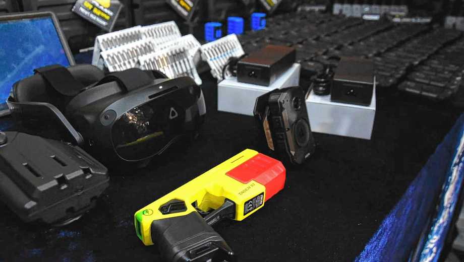 Pistolas Taser utilizadas en el servicio policial de Neuquén. Foto: Cecilia Maletti