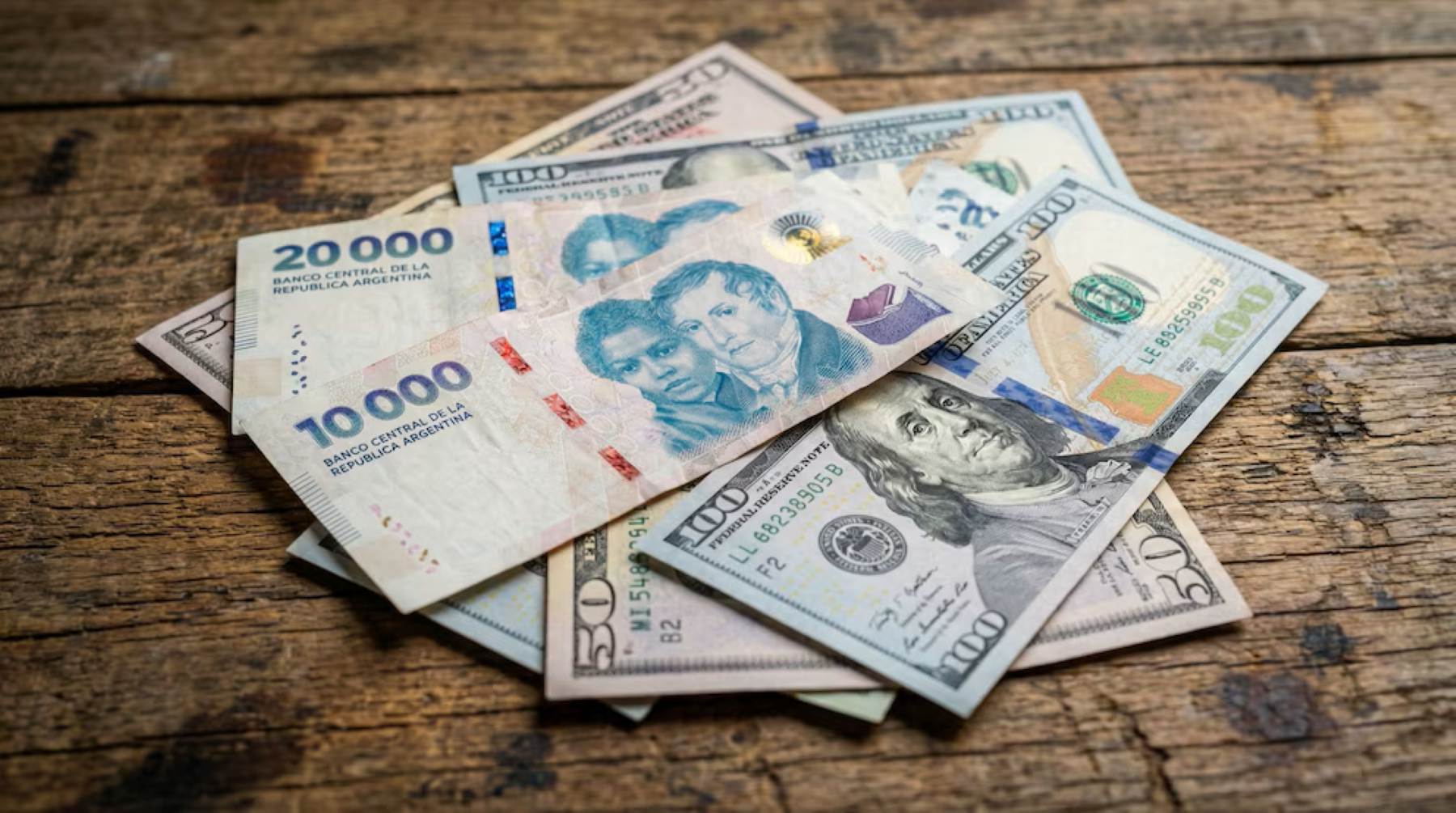 Giro de Luis Caputo: el Gobierno se financia con dólares locales y desiste del mercado externo