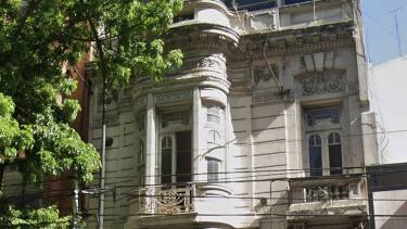 Rematarán un petit hotel en desuso que iba a ser sede de la Universidad de Madres de Plaza de Mayo