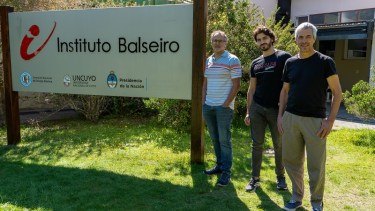 Científicos lograron controlar estados híbridos de luz y materia mediante el uso de ondas acústicas