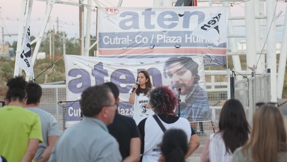 La torre de YPF, al ingreso de Plaza Huincul fue el punto de encuentro. (Foto: gentileza)