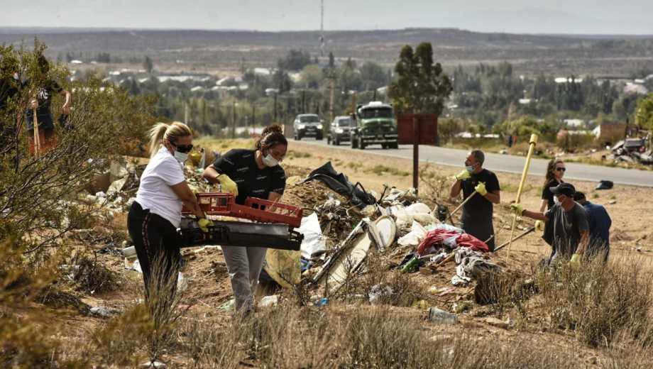 La limpieza manual en las inmediaciones a la ruta provincial 17 la enabezó el municipio. (Foto: archivo Gentileza)