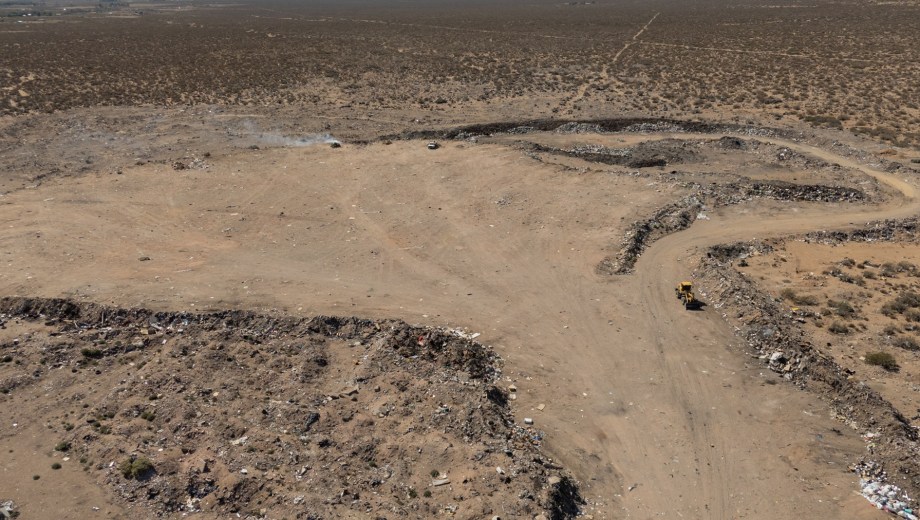 El basurero a cielo abierto y el nuevo espacio que se acondicionará para el tratamiendo de los residuos en Plaza Huincul (Foto: gentileza)
