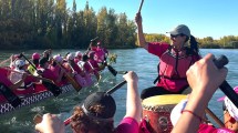 Imagen de Remar para sanar y llegar más lejos: la Regata Rosa llenó de vida el Limay y sueña con Barcelona