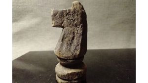 Un caballito en el barro: encontraron una pieza de ajedrez entre los restos de la Vuelta de Obligado