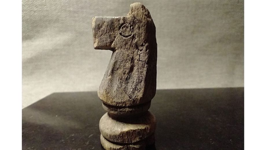 El pequeño caballo de ajedrez, tallado en madera y de apenas 3,8 centímetros de alto, fue recuperado en el campo de la Vuelta de Obligado. Gentileza Museo Paleontológico de San Pedro.