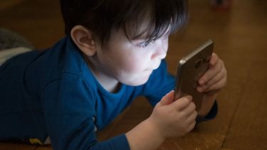 Estudiaron los problemas de sueño en niños y niñas de Bariloche: 8 de cada 10 usan pantallas antes de dormir