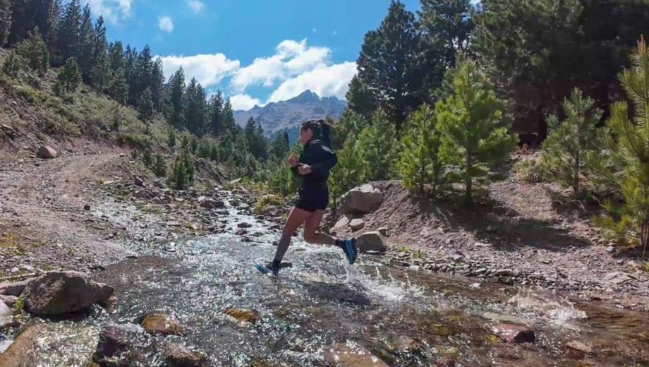 Corredores de trail running recorren senderos de montaña en el norte neuquino durante el Desafío Move 2026 en Huinganco.