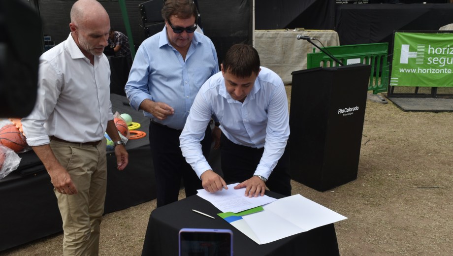 El intendente de Río Colorado junto al Gobernador y el Ministro de Obras Públicas. Foto: Jorge Tanos.