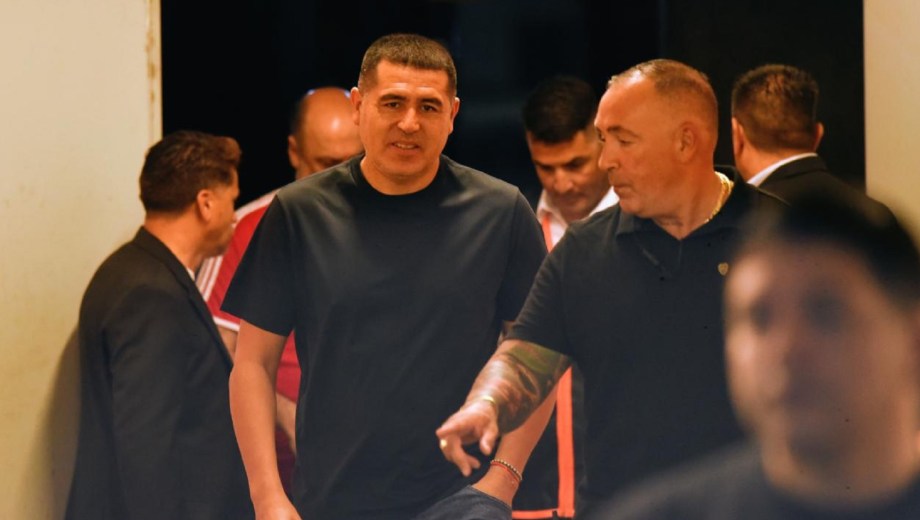 Riquelme encabeza la comitiva de Boca para el sorteo de la Copa Libertadores.