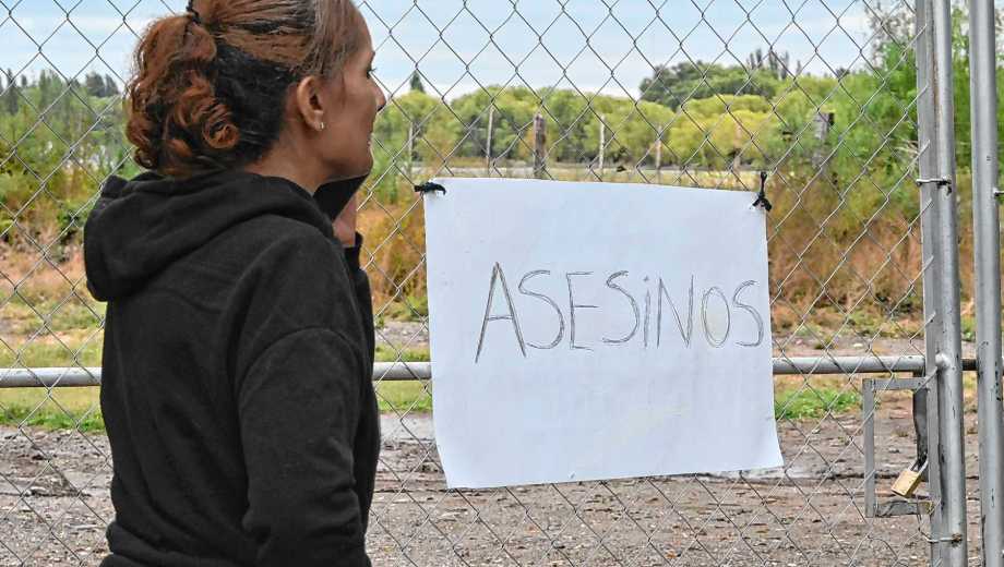 Miriam, esposa del obrero que murió en el derrumbe de la obra cloacal. Foto: Juan Thomes. 