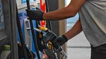Imagen de Combustibles: el Gobierno posterga la suba de impuestos de abril y flexibiliza las naftas para contener precios 