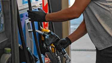 Combustibles: el Gobierno posterga la suba de impuestos de abril y flexibiliza las naftas para contener precios 