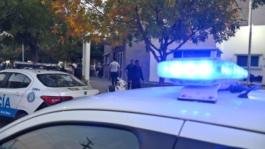 Un violento episodio en el centro de Roca terminó con un detenido por agredir a dos policías
