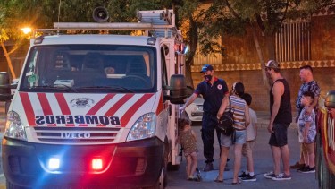 Entre sirenas y autobombas, los bomberos de Roca llevan el cuartel a la plaza para las familias