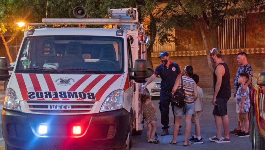 Los bomberos una tarde en la plaza de Roca. 
