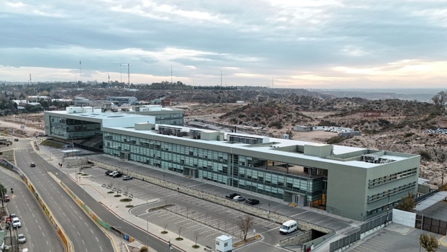 Imputaron a dos hombres por robar una camioneta a mano armada y huir de la policía en Neuquén. 