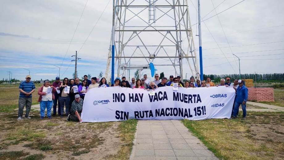 El reclamo incluyó un abrazo simbólico a la torre petrolera ubicada en el acceso a la ciudad. Foto: gentileza.