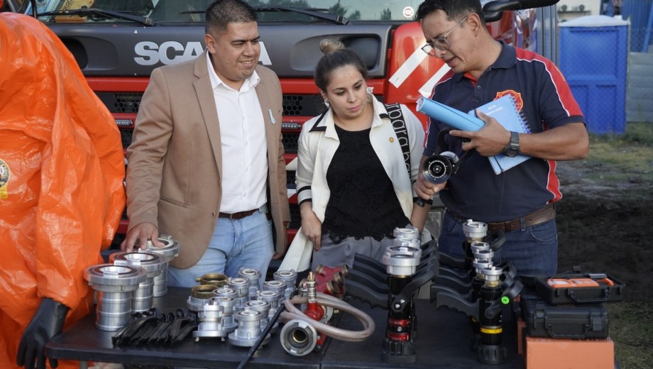 En el acto de entrega participaron el intendente de San Patricio del Chañar, la responsable de Inversión Social de Shell Argentina y Bomberos Voluntarios. Foto: gentileza.