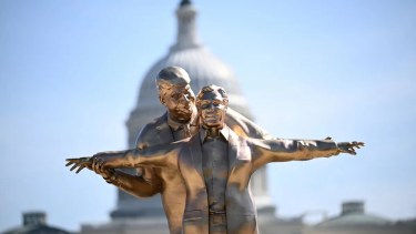 Donald Trump y Jeffrey Epstein abrazados como en el Titanic: la polémica escultura que apareció frente al Capitolio