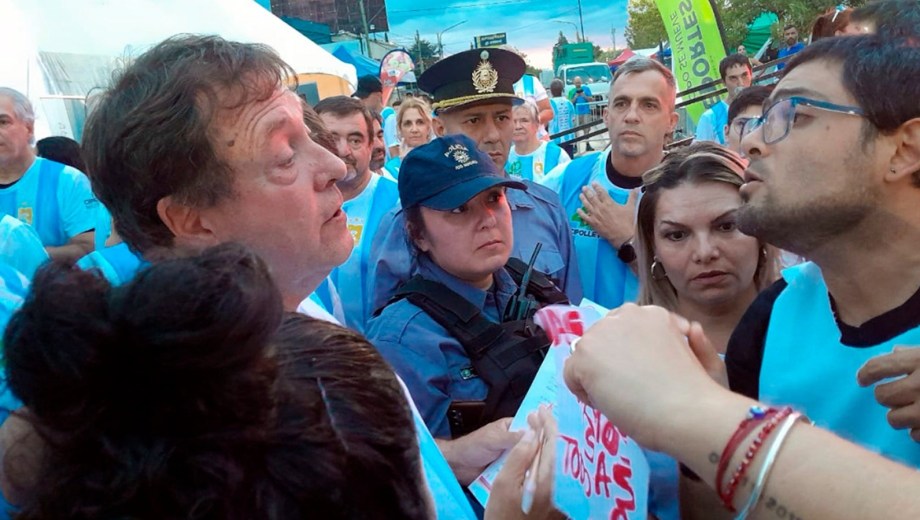 Compromiso y pedido. En Cipolletti, el gobernador Weretilneck y el secretario adjunto de Unter, Mauricio Ovadilla. Foto: Gentileza. 