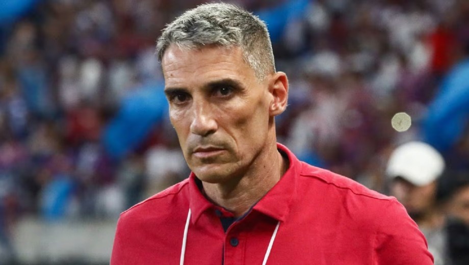 El equipo brasileño informó la destitución del DT argentino luego de la derrota ante Inter de Porto Alegre. 