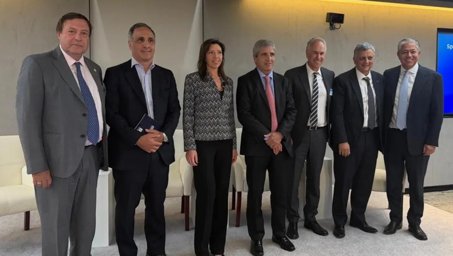 El gobernador Weretilneck ayer con Luis Caputo, empresarios del sector energético y Rolando Figueroa. Foto: Gentileza