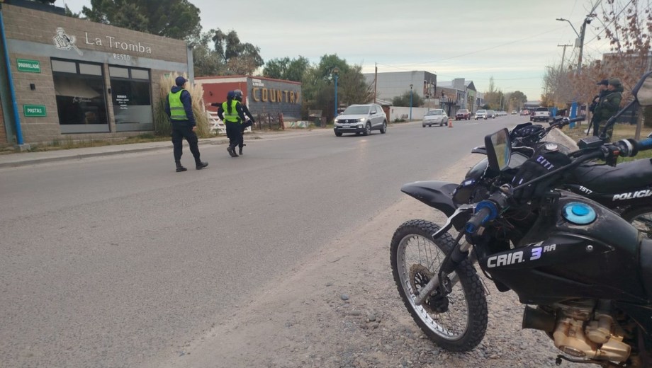 La Policía desplegará controles en calle Mendoza, en Roca, y en Juan Bautista Alberdi, en Villa Regina, por el UPD.
