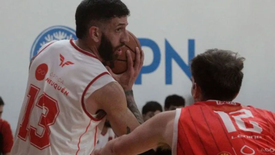 Franco Casacchia es clave en la zona interna de Español, que hoy espera por Atlético Regina. (Archivo Oscar Livera)