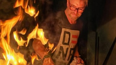 El arte de los fuegos: el cocinero que domina brasas, hornos y emociones