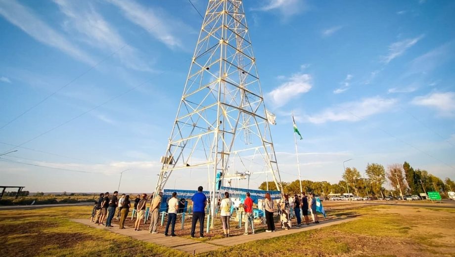 Ruta 151: abrazo simbólico en Catriel por la "ruta petrolera". Foto: gentileza.-