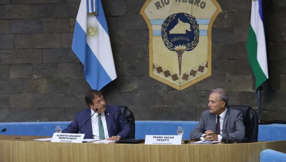 Alberto Weretilneck pronuncia su mensaje en la apertura del Período de Sesiones Ordinarias en la Legislatura. Foto: Marcelo Ochoa.