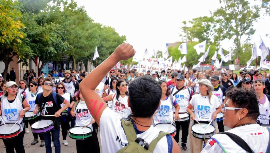 Los gremios docentes se concentraron en el Centro Cultural Cipolletti. Foto: Ceci Maletti. 