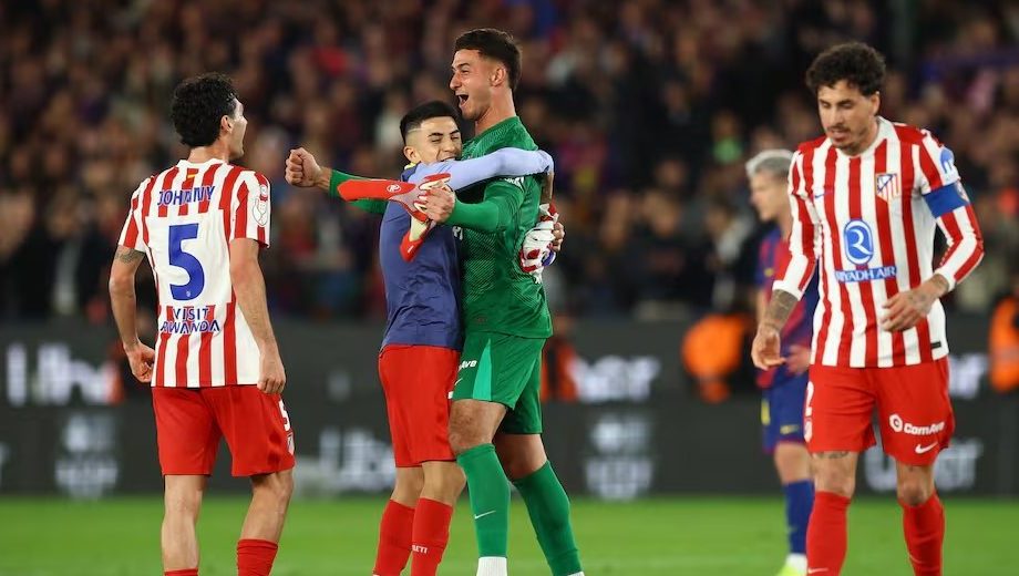 Thiago Almada abrazando a Juan Musso al final del partido. El arquero fue determinante para la clasificación. (Reuters)