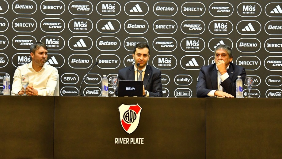 Stefano Di Carlo, Enzo Francescoli junto a Eduerdo Coudet en conferencia de prensa.