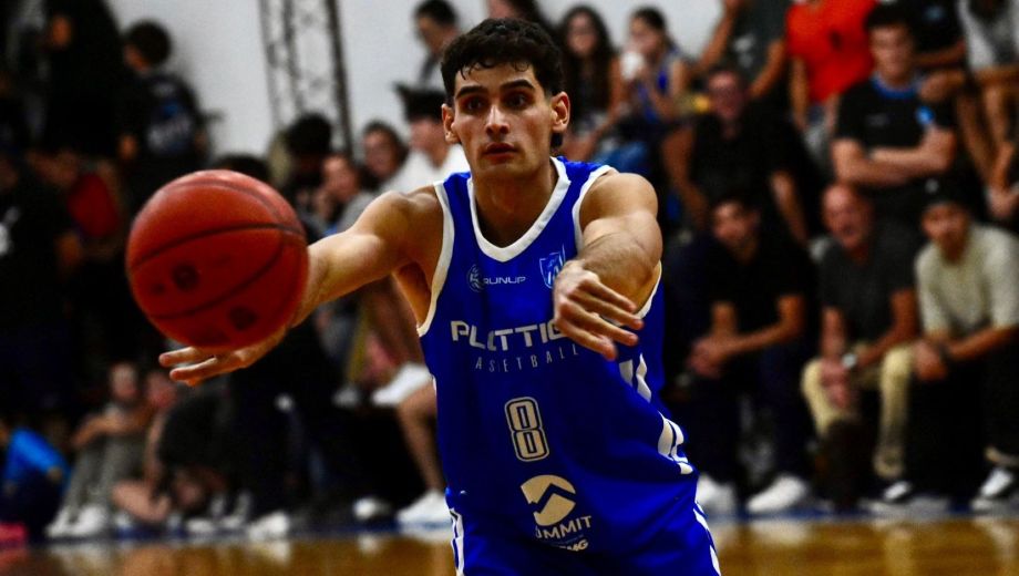 Angelo Sasso fue el goleador de la noche y en la cómoda victoria de Plottier. (Archivo Matías Subat)