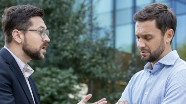 Por qué nos cuesta escuchar opiniones contrarias y cómo entrenar a nuestro cerebro para hacerlo