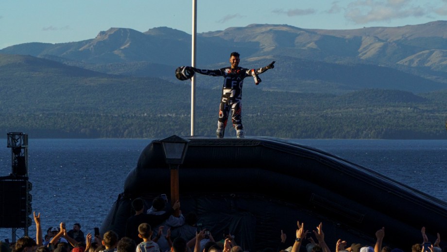 La jornada previa tuvo un cierre espectacular en el Centro Cívico con el show de Freestyle.